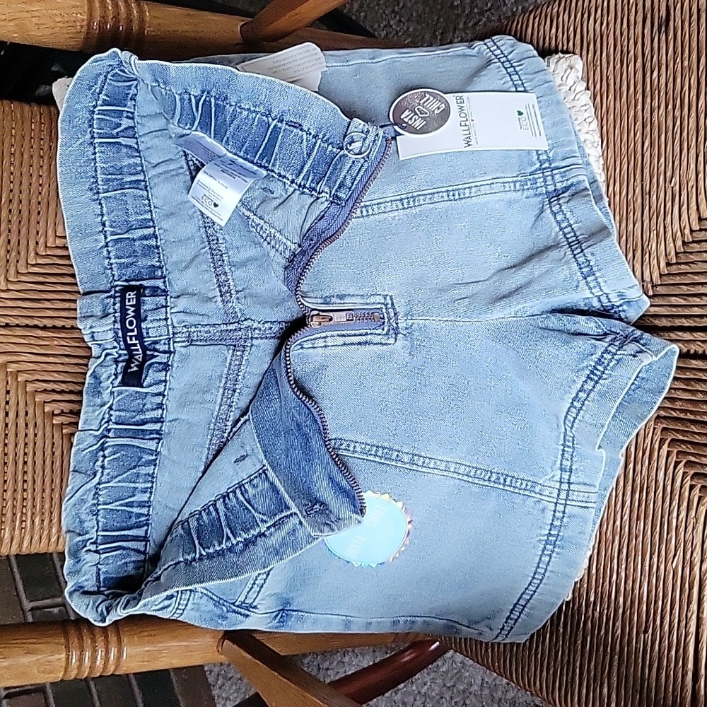 Wallflower GF paper bag shorts, size 7 - Picture 2 of 9